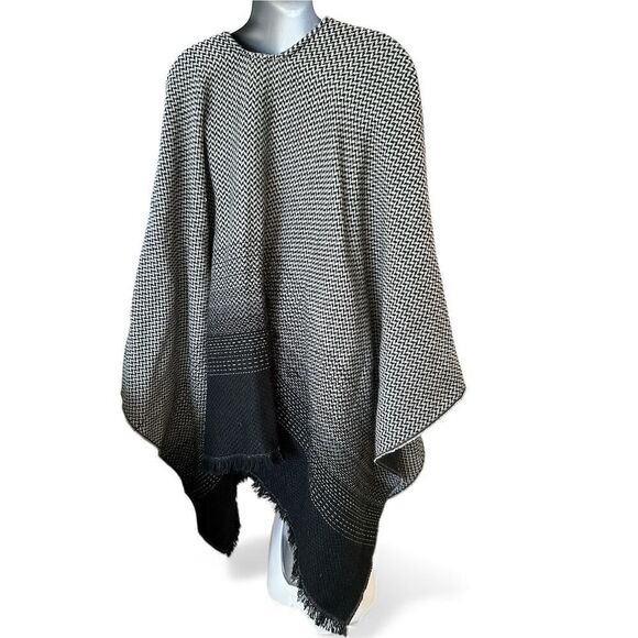 Banana Republic Women's Houndstooth Poncho Sweater Black & White - Picture 3 of 7